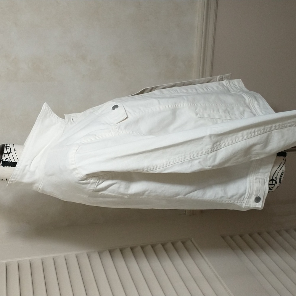 NWT Universal Thread White Denim Jacket with Butt… - image 4